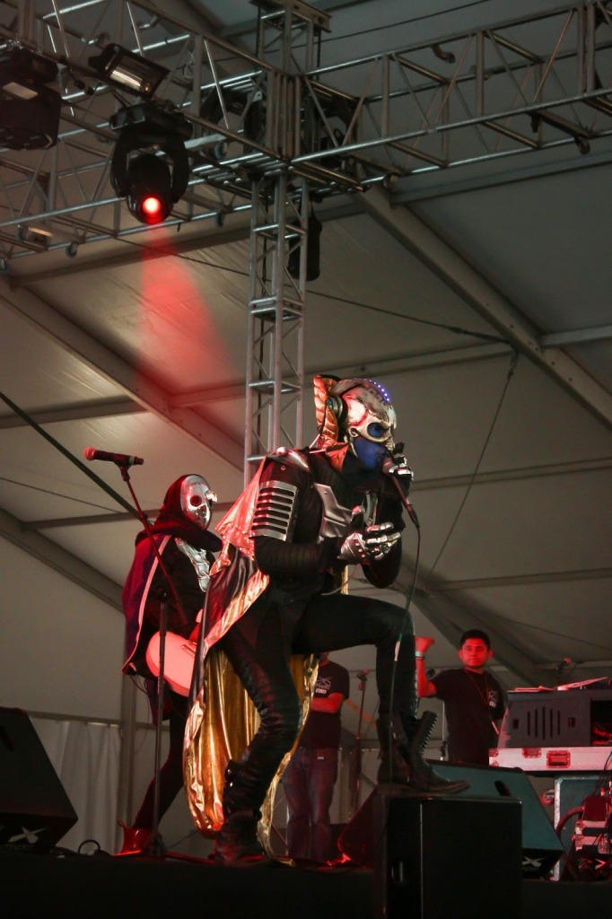 Jóvenes saturan el Zócalo Capitalino